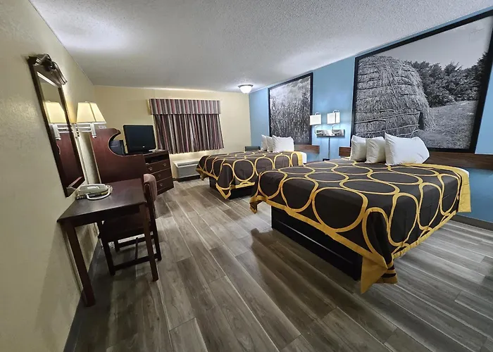 Super 8 By Wyndham Clinton