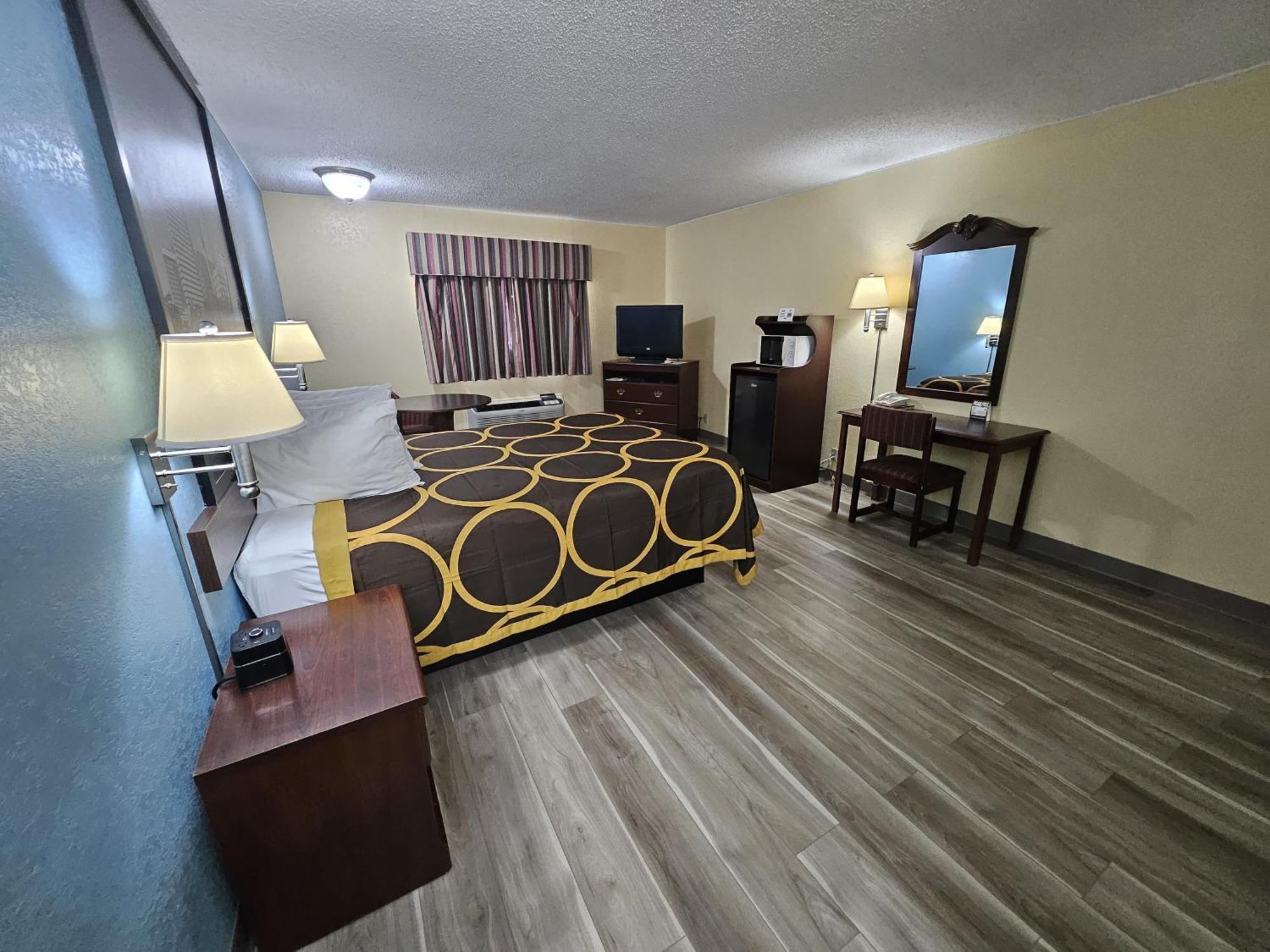 Super 8 By Wyndham Hotel Clinton